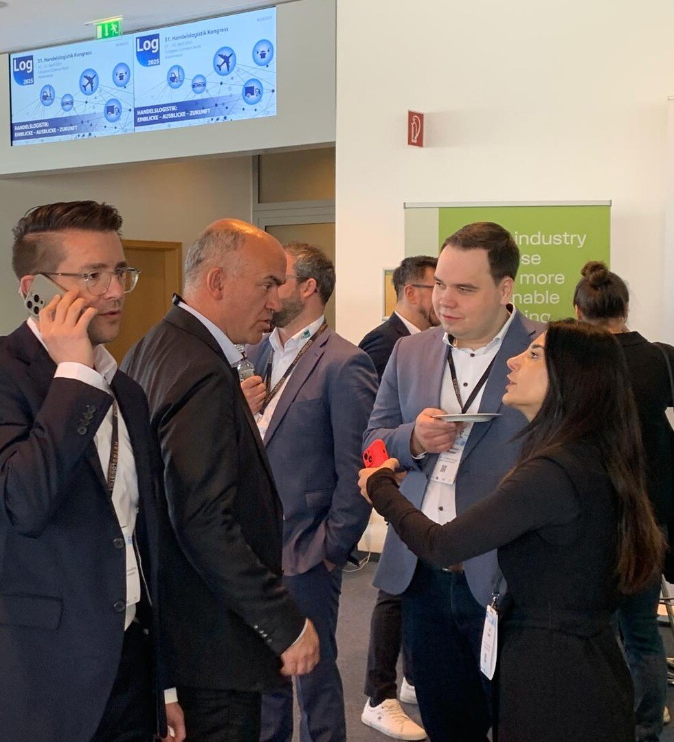 Shippeo (@shippeofra) on Twitter photo Nach der Pflicht kommt die Kür - so auch beim 31. Handelslogistik Kongress in #Köln, wo auf die Konferenz das #Kölsch 🍻 folgt. Mittendrin, die #SupplyChainVisibility Experten von #Shippeo, unsere Freunde <a href="/SetlogGmbH/">Setlog</a> & @Recommercetvous. #LOG2025 <a href="/ehi_org/">EHI-PR-Team</a> <a href="/gs1/">GS1</a> <a href="/markenverband/">Markenverband</a> #bvl Nach der Pflicht kommt die Kür - so auch beim 31. Handelslogistik Kongress in #Köln, wo auf die Konferenz das #Kölsch 🍻 folgt. Mittendrin, die #SupplyChainVisibility Experten von #Shippeo, unsere Freunde <a href="/SetlogGmbH/">Setlog</a> & @Recommercetvous. #LOG2025 <a href="/ehi_org/">EHI-PR-Team</a> <a href="/gs1/">GS1</a> <a href="/markenverband/">Markenverband</a> #bvl