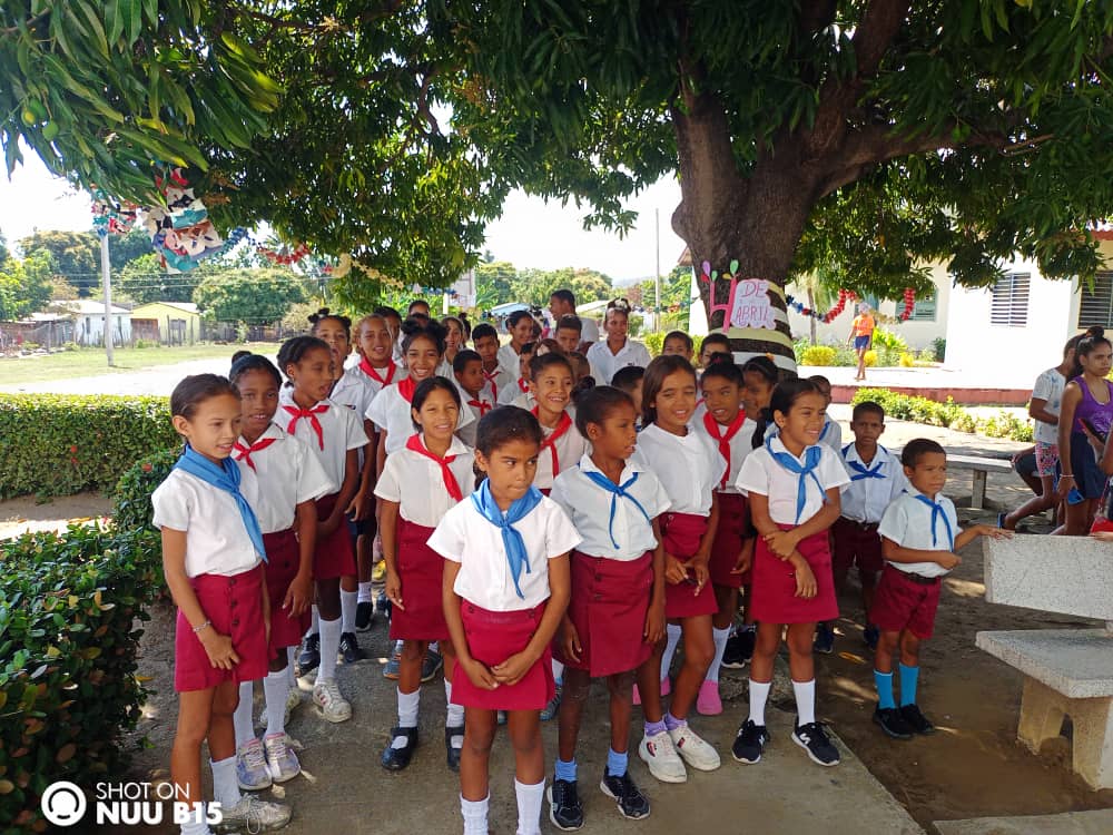 MaritzaDelrio65's tweet photo. Solo faltan dos días para !!!!la gran fiesta de los Pioneros!!!!🎉🎊🌟.4 de abril 64 Aniversario de la OPJM Y 63  de la UJC.Acto Provincial. Felicidades.
@dmeguama 
@dpestgo 
@CubaMined https://t.co/IZTi1a1g0E