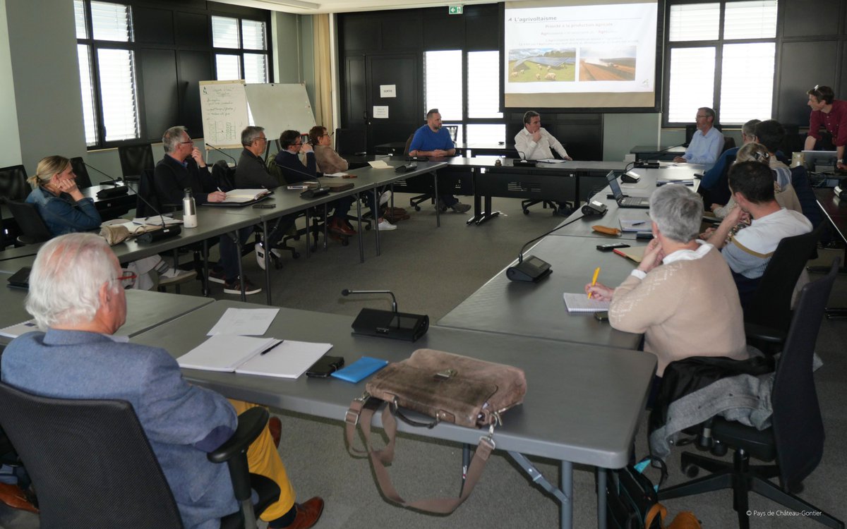 Réunion d'information sur l'#agrivoltaïsme☀️👨‍🌾par la chambre d'agriculture de <a href="/lamayenne/">La Mayenne, le Département</a> pour les maires du territoire 
➡️Etat des lieux, contexte réglementaire, rôle des différents acteurs/instances... Des données essentielles pour la prise de décision sur les projets en hausse