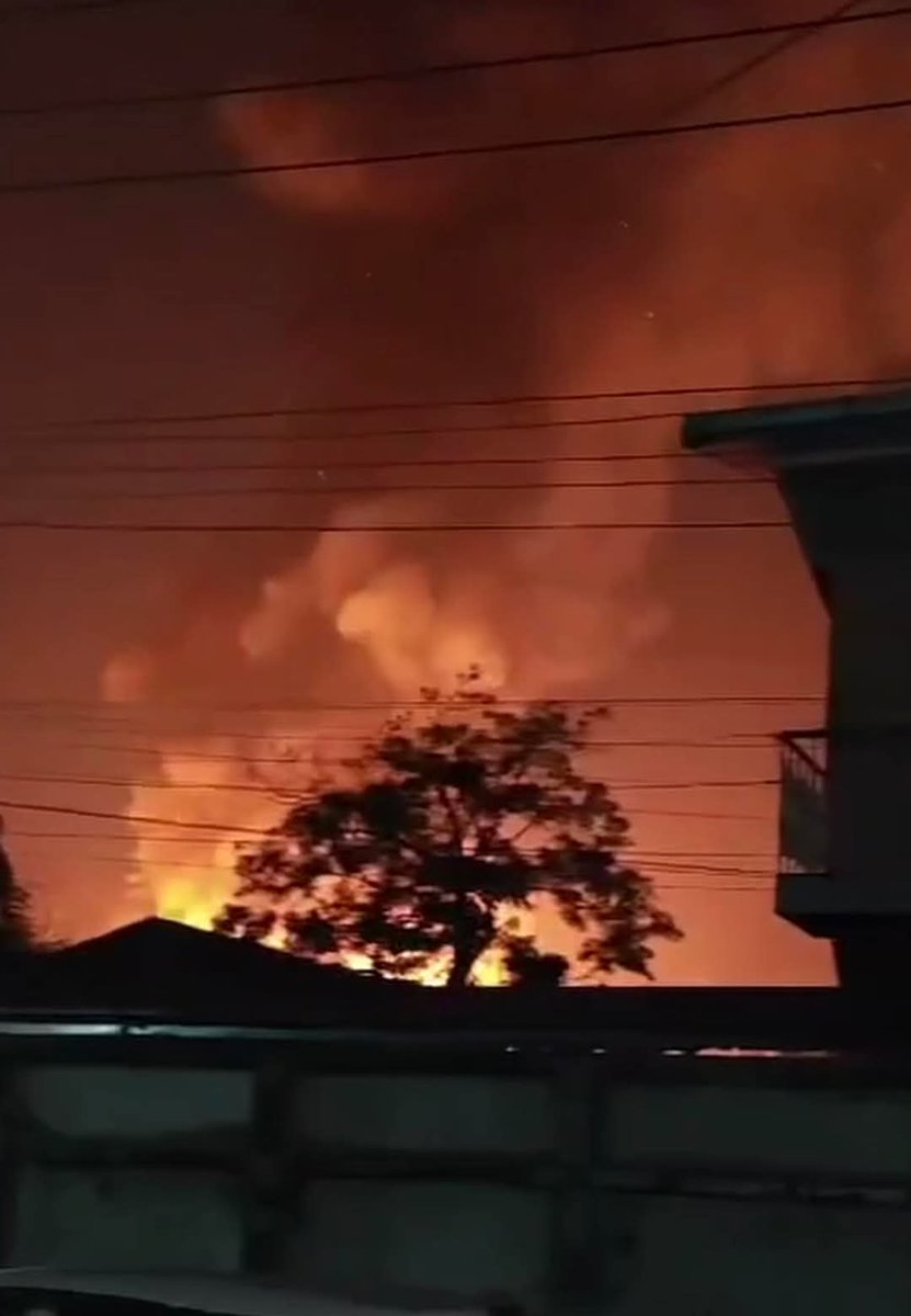 TayTawanMyanmar's tweet photo. My hometown again😥
After being devastated by Earthquake around 7:52PM(MMT) in Mandalay, a fire occurred. 💔

EMERGENCY AID FOR MYANMAR
#HelpMyanmarQuake https://t.co/BLieYfgxbx
