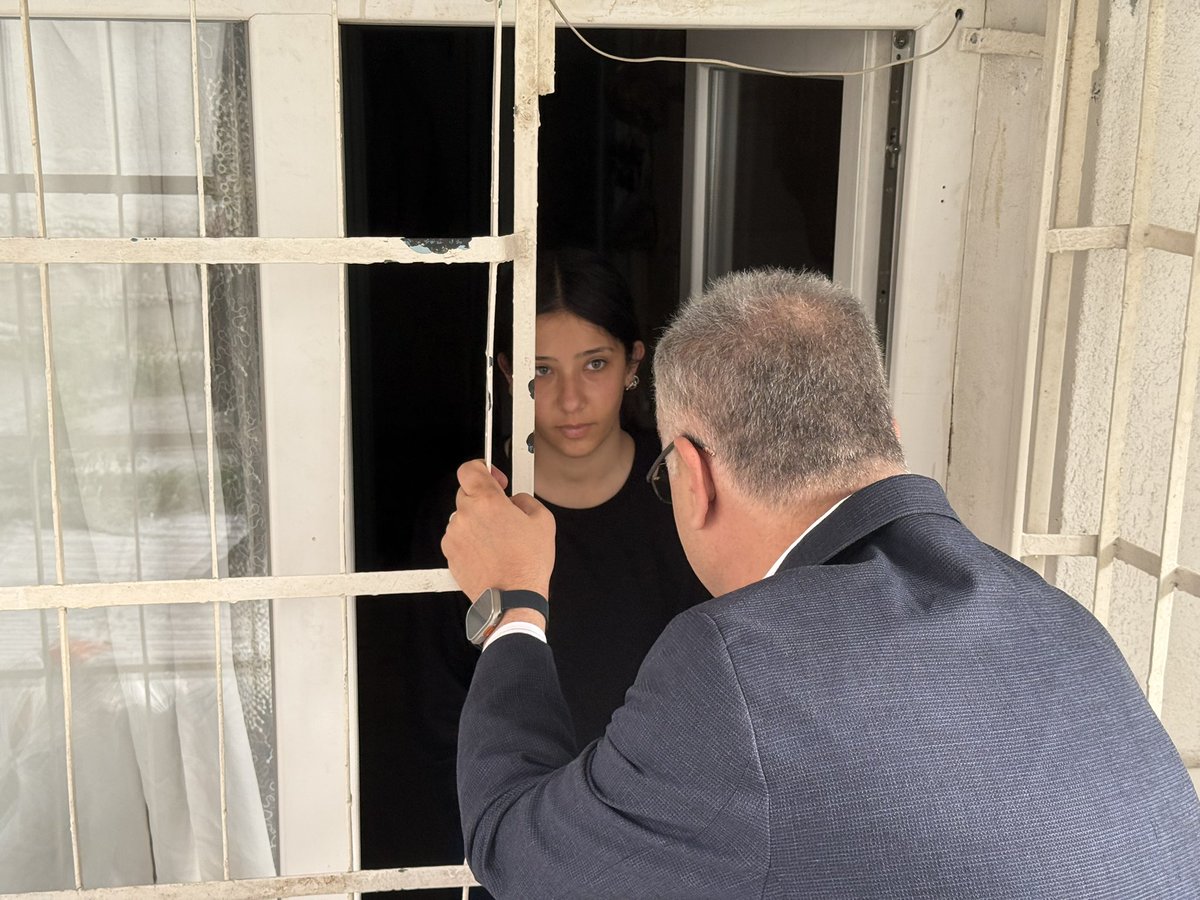yusufahlatci's tweet photo. “Bugün 3 güzel evladımızla sohbet ettik. Şule kardeşimizle pencereden uzun uzun muhabbet ettik, Dilara’yla basketbolcu olma hayallerini konuştuk. Minik Ceren’in yüzündeki o saf mutluluk ise her şeyin ötesindeydi. 

Bazen gülüyoruz, bazen duygulanıyoruz ama en önemlisi, bu çocukların gözlerinde gördüğümüz umut ve sevgi.” ❤️🩶

@RTErdogan @abuyukgumus @Akparti
