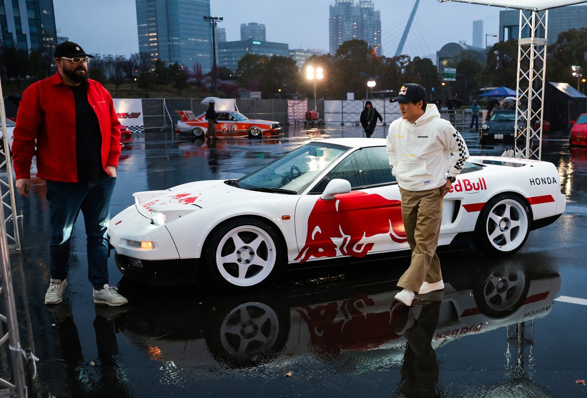 AuRupteur's tweet photo. Yuki Tsunoda avec la légendaire NSX aux couleurs de la RB21 à livrée hommage Honda, lors de sa présentation. https://t.co/lRavy0alRX