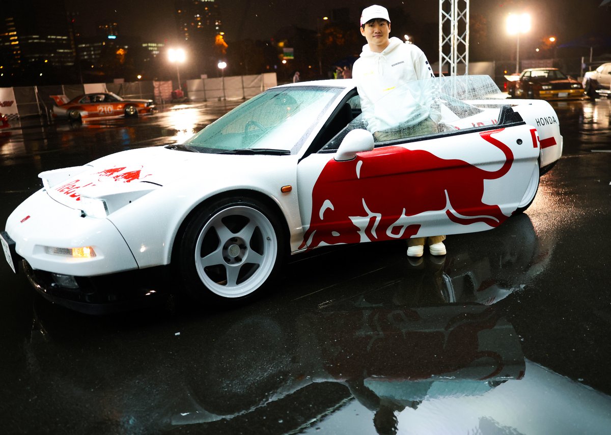 AuRupteur's tweet photo. Yuki Tsunoda avec la légendaire NSX aux couleurs de la RB21 à livrée hommage Honda, lors de sa présentation. https://t.co/lRavy0alRX