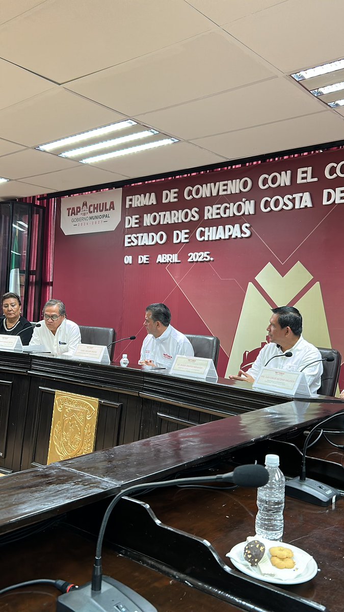Con el presidente <a href="/yamilmelgar/">Yamil Melgar</a> de #Tapachula en la firma de convenio con los notarios.