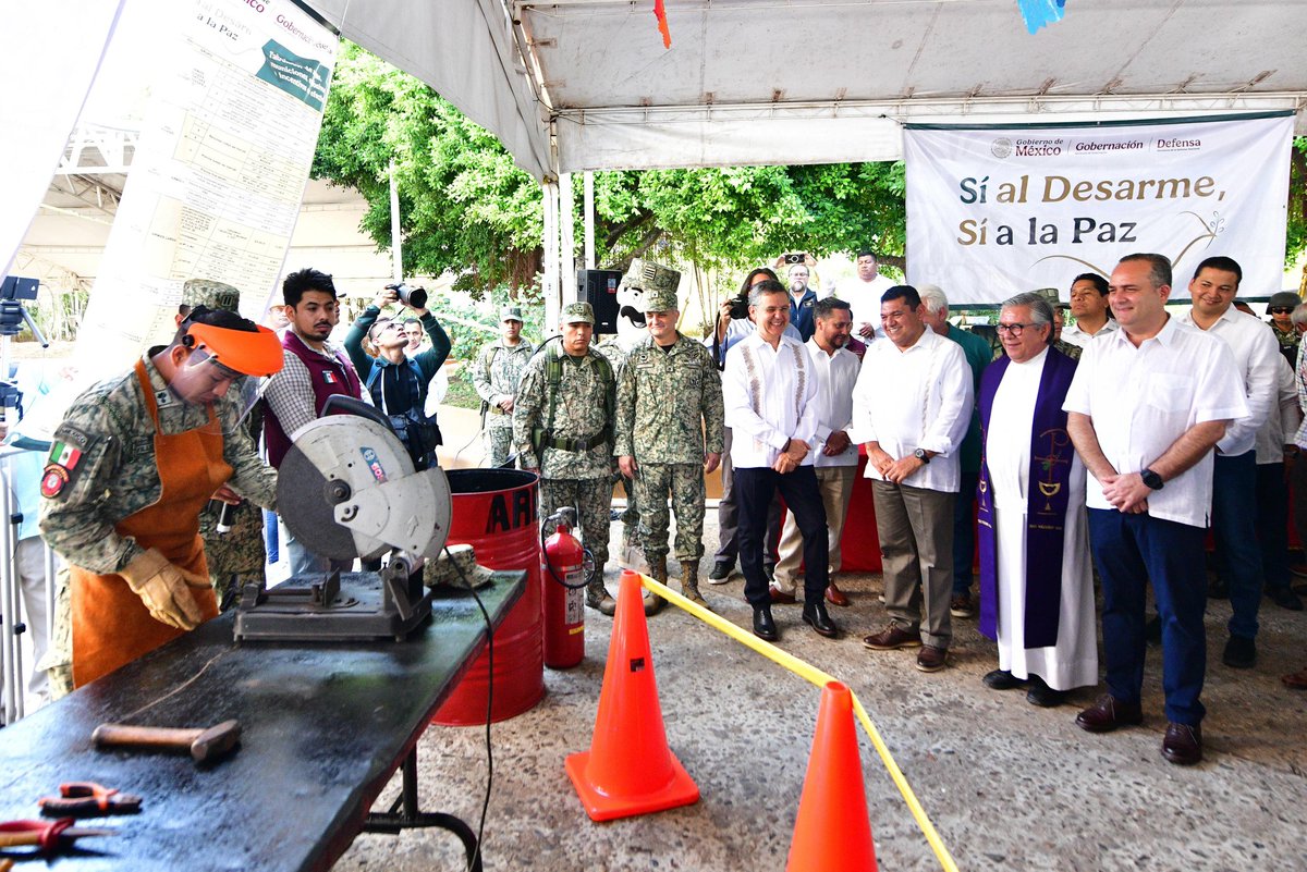 TabascoJavier's tweet photo. Inauguramos el módulo de “Sí al Desarme, Sí a la Paz Paz”, en la Catedral del Señor de Tabasco; iniciativa del @GobiernoMX que encabeza la Presidenta @Claudiashein, y busca acabar con la violencia a través de incentivos para que la gente intercambie armas por dinero en efectivo. https://t.co/bDr0NHmG0O