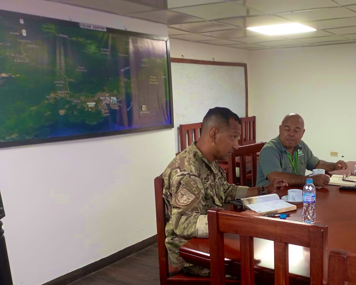aeronavalpanama's tweet photo. Con miras a reforzar la seguridad en la Costa Arriba y Costa Abajo de Colón, se llevó a cabo una reunión entre unidades de la 3ra. Zona Aeronaval  y el @MIDAPma, donde se abordaron temas inherentes  al hurto en el sector agropecuario y sostenimiento logístico.
#PlanFirmeza https://t.co/egRQZI6UUi