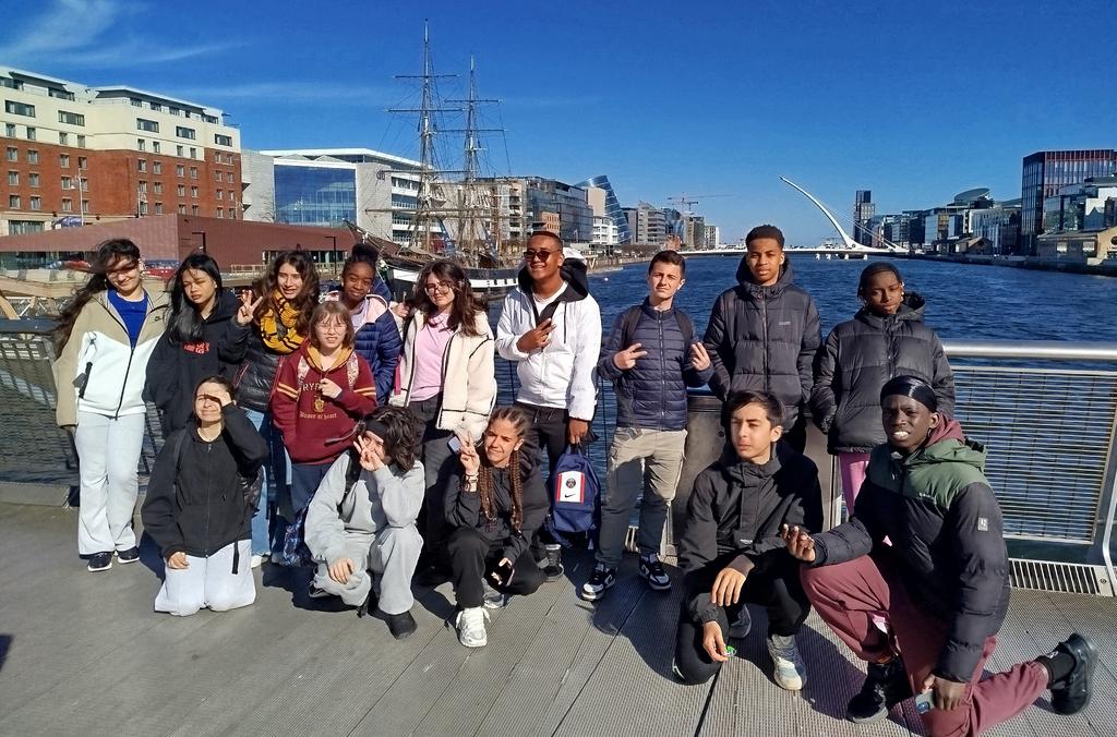 J2 de notre mobilité 🇪🇺 Erasmus+ Sous le☀️irlandais, visite du village de Howth avec nos partenaires 🇮🇪, fish&amp;chips, puis destination Dublin pour la découverte du mémorial de la famine et de <a href="/EPICMuseumCHQ/">EPIC The Irish Emigration Museum</a>, sur la diaspora irlandaise. Merci à <a href="/CDuchene_/">Charlotte Duchene</a> pour la prépa. en HG! ☺️