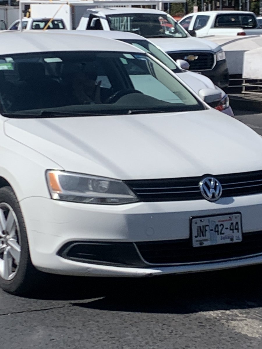 Esta vieja no conoce el paso peatonal, estuvo a punto de atropellar a una persona de la tercera edad en federalismo. 

Todavía posa para que le tomemos foto, porque según ella, el paso peatonal no se debe respetar.