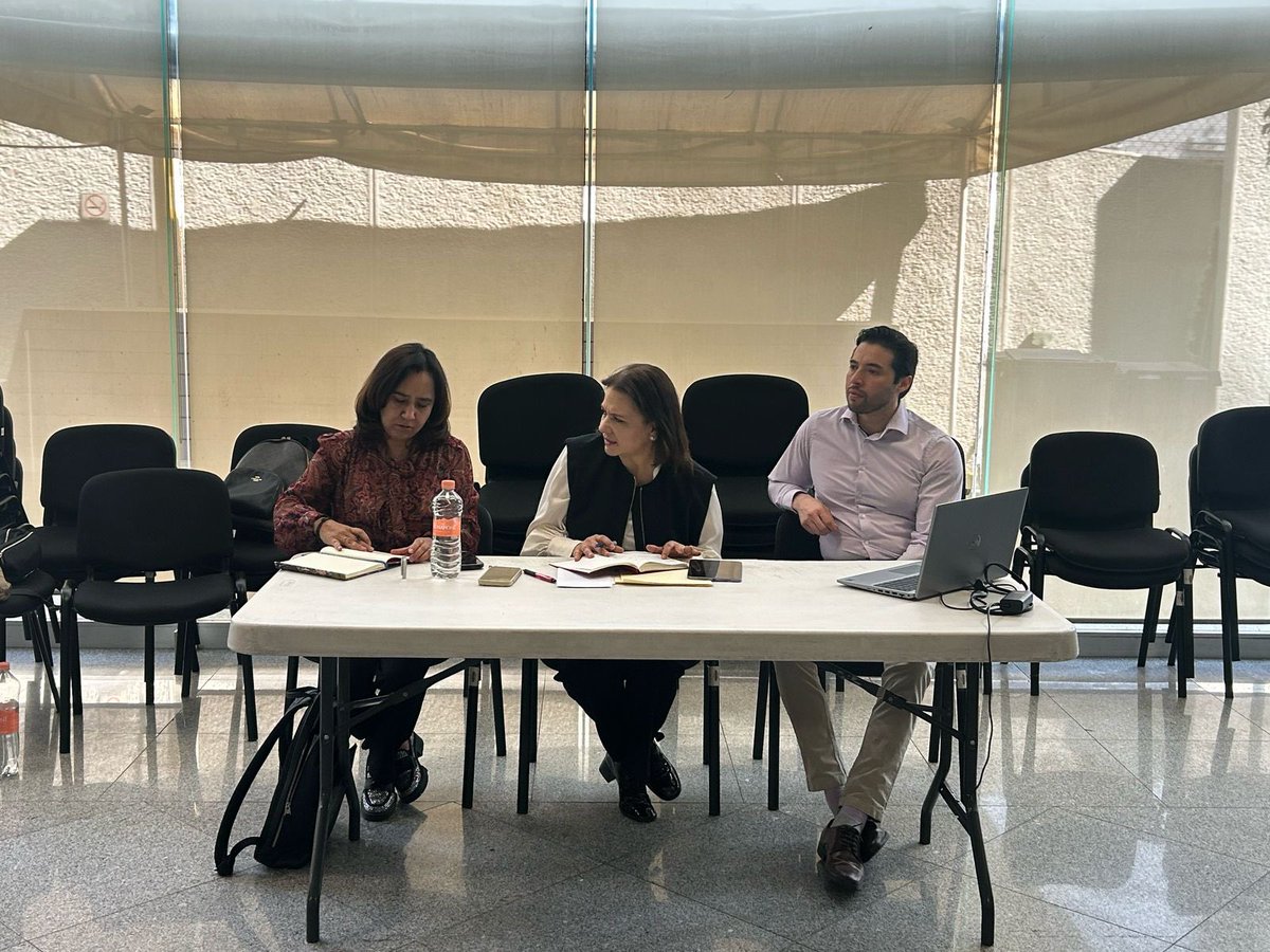 JulietDelrio's tweet photo. Me encuentro reunida con este gran grupo de personas con quienes compartimos esfuerzo, dedicación y principios. Estamos aquí para resolver cualquier duda y asegurarnos de que la entrega-recepción se haga con total transparencia, como siempre lo hemos hecho. Previo a la sesión oficial del comité de transferencia.