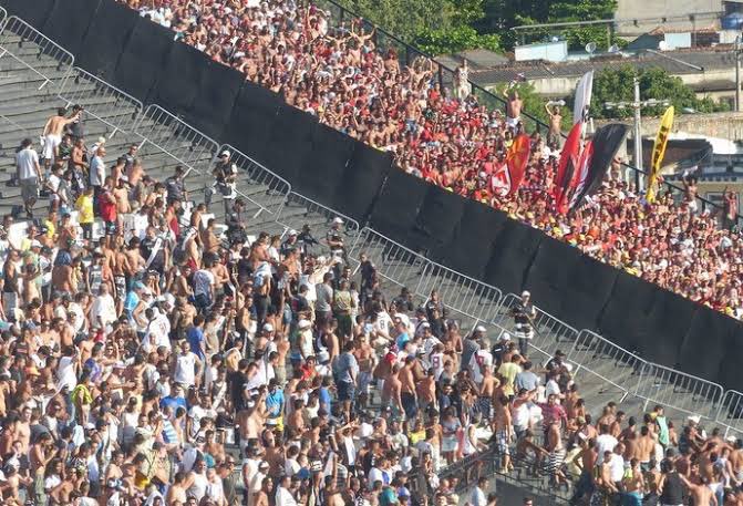 futebol_info's tweet photo. ⚠️ Vasco pede à Polícia Militar que jogo contra o Flamengo em São Januário seja com torcida visitante.

No ofício, o Cruzmaltino cita como exemplos jogos contra Corinthians, São Paulo, Santos e Cruzeiro com torcida visitante. Tais clubes possuem torcidas com histórico de rivalidade com os vascaínos.

🗞 @UOLEsporte | @brazbruno 
📸 Sofia Miranda/ge