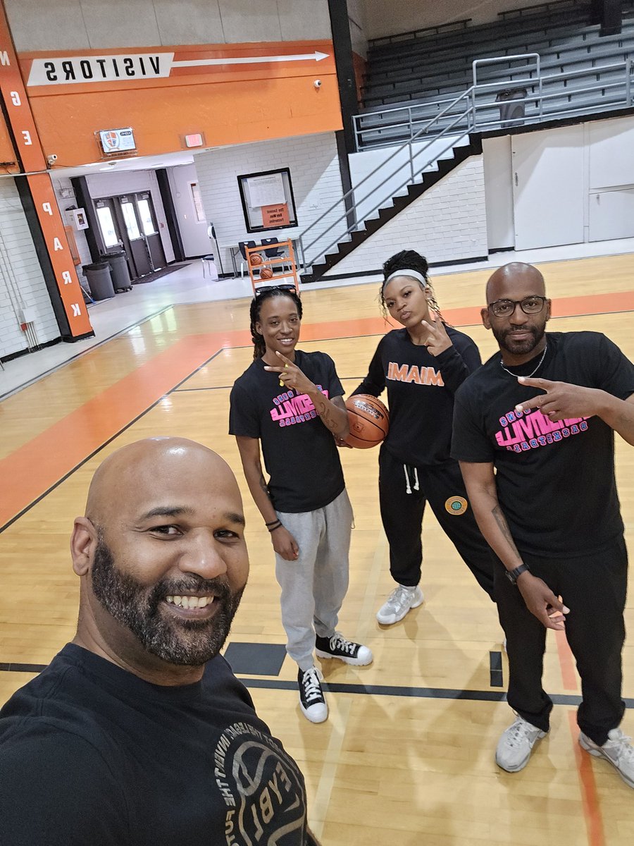 Thanks to the legend Leah Harmon for coming through &amp; blessing our <a href="/Miamisuns_jax/">miamisuns-jax</a> 9th grade squad with her knowledge of the game. Whoever gets this kid next NCAA season will get a stud that is also a winner!! I've seen it since she was in the 4th grade!! Tap in!