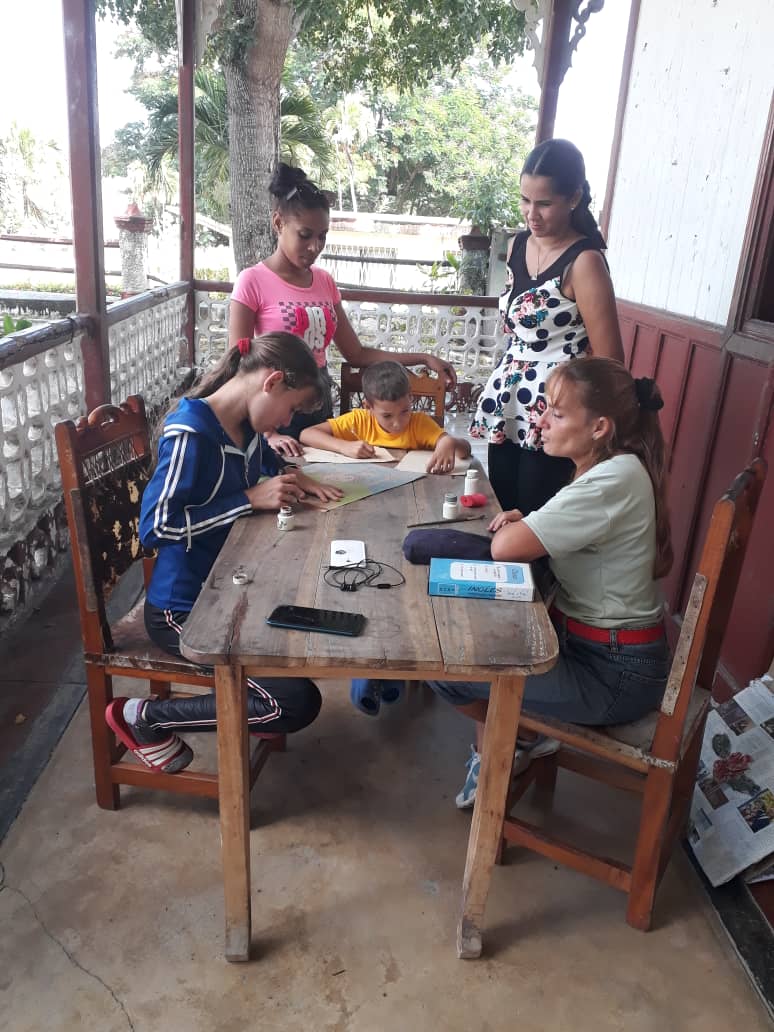 Cada taller es un encuentro único para cosechar conocimientos.Las artes visuales se han convertido en el sueño de estos aficionados,guiados por su instructora Kirenia Cabrera Serrano.
#BJMPresente