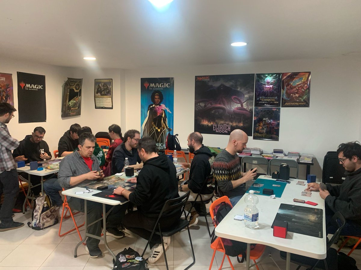 ExtrePremodern's tweet photo. El sábado 29 de marzo en Emerita Cómics (Mérida) se reunieron 12 valientes que al parecer no tenían nada que hacer en sus casas y volvieron a venir con mazos de control. https://t.co/fTVSJJIKpO