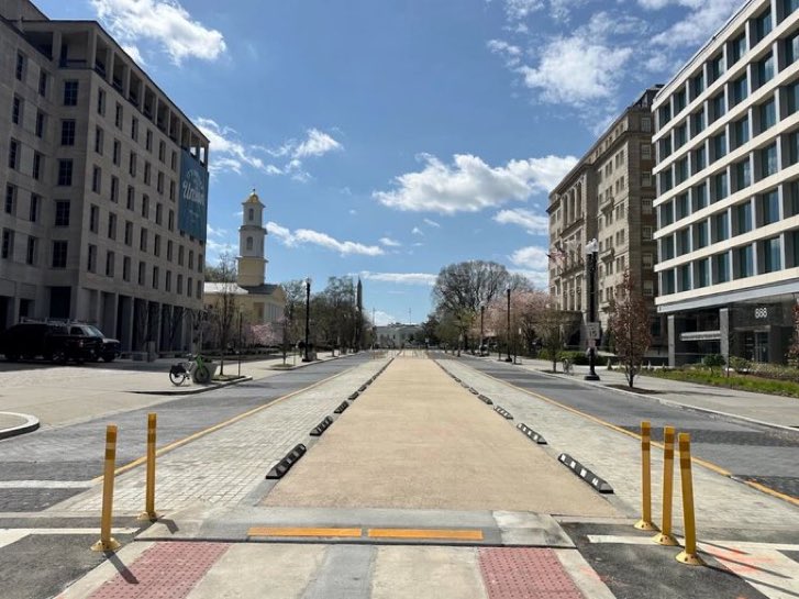 JDunlap1974's tweet image. 🚨 BREAKING : Black Lives Matter Plaza in front of the White House is officially GONE!

The text has been removed. The street signs are gone. Everything is gone !