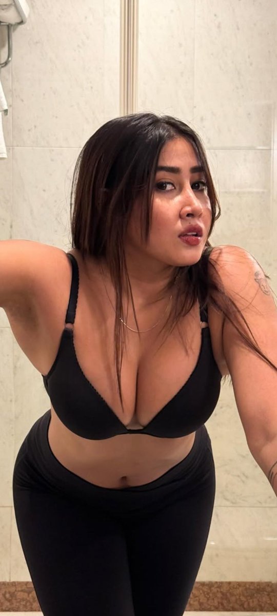 SofiaAnsaari's tweet photo. Posing for the IPL Match 🖤🥵 https://t.co/6biltjxXT9