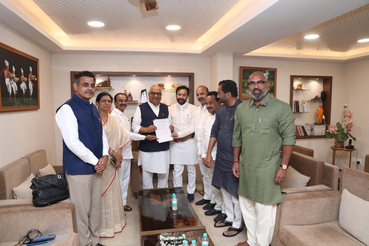 BJP Telangana (@bjp4telangana) on Twitter photo హెచ్సీయూ భూములను కాపాడాలని కోరుతూ కేంద్ర మంత్రి, తెలంగాణ బిజెపి అధ్యక్షుడు శ్రీ <a href="/kishanreddybjp/">G Kishan Reddy</a> గారి నేతృత్వంలో కేంద్రమంత్రి శ్రీ <a href="/bandisanjay_bjp/">Bandi Sanjay Kumar</a> గారు, తెలంగాణ బిజెపి ఎంపీలు శ్రీ <a href="/Eatala_Rajender/">Eatala Rajender</a> గారు, శ్రీమతి <a href="/Aruna_DK/">D K Aruna</a> గారు, శ్రీ <a href="/RaghunandanraoM/">Raghunandan Rao Madhavaneni</a> గారు, శ్రీ <a href="/KVishReddy/">Konda Vishweshwar Reddy</a> గారు, హెచ్సీయూ భూములను కాపాడాలని కోరుతూ కేంద్ర మంత్రి, తెలంగాణ బిజెపి అధ్యక్షుడు శ్రీ <a href="/kishanreddybjp/">G Kishan Reddy</a> గారి నేతృత్వంలో కేంద్రమంత్రి శ్రీ <a href="/bandisanjay_bjp/">Bandi Sanjay Kumar</a> గారు, తెలంగాణ బిజెపి ఎంపీలు శ్రీ <a href="/Eatala_Rajender/">Eatala Rajender</a> గారు, శ్రీమతి <a href="/Aruna_DK/">D K Aruna</a> గారు, శ్రీ <a href="/RaghunandanraoM/">Raghunandan Rao Madhavaneni</a> గారు, శ్రీ <a href="/KVishReddy/">Konda Vishweshwar Reddy</a> గారు,