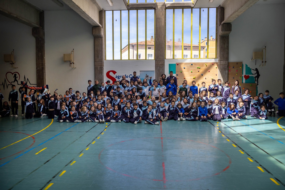 ApdBurgos's tweet photo. El Grupo Ureta Tizona @cb_tizona ha compartido la mañana con los alumnos del Colegio Sagrado Corazón de Jesús Salesianas, con quienes ha saltado a la cancha.

¡Gracias al club y al colegio por acompañarnos en esta edición de las #JornadasDelDeporteBurgalés! 🫂 https://t.co/vFqpImFk38