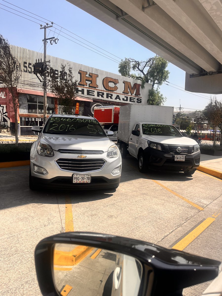 ivanbambam74's tweet photo. @Pedro_RVillegas se aperraron los cajones de estacionamiento !!! El dueño de un lote de autos hace esto en el bajo puente recién inaugurado. https://t.co/JENxLlQ9II