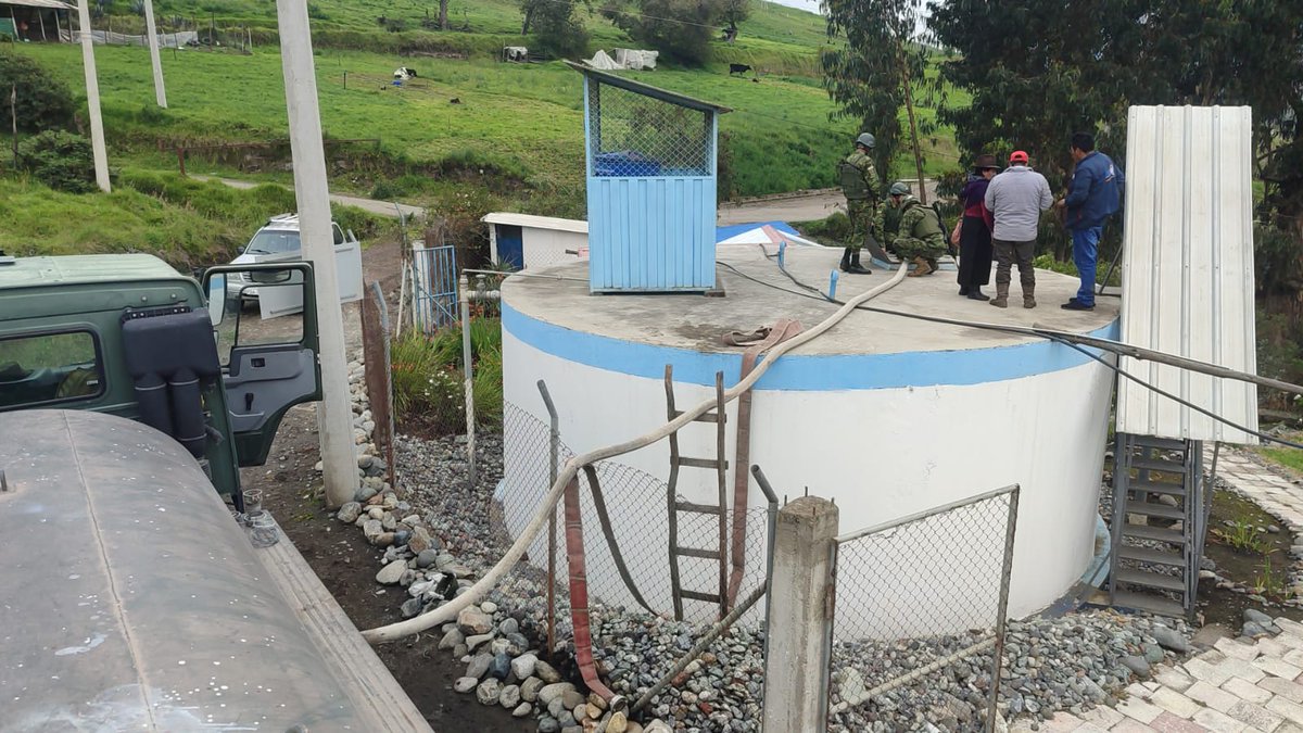 FFAAECUADOR's tweet photo. Bloque de Seguridad abastece de agua a la parroquia Cebadas.
#Chimborazo | El #BloqueDeSeguridad, a través de las Fuerzas Armadas del Ecuador tras el deslave ocurrido en la parroquia de #Cebadas, que dejó a la población sin acceso al agua, personal militar ha desplegado un tanquero de agua para abastecer las necesidades básicas de los habitantes de la zona. En apoyo a la Secretaría de Gestión de Riesgos, Fuerzas Armadas demuestra su compromiso con la población, trabajando incansablemente para mitigar los efectos de esta emergencia.
Con esta acción, las Fuerzas Armadas continúan velando por el bienestar y la seguridad de todos los ecuatorianos.
#FFAAContigo
#BloqueDeSeguridad
#EcuadorUnaSolaFuerza