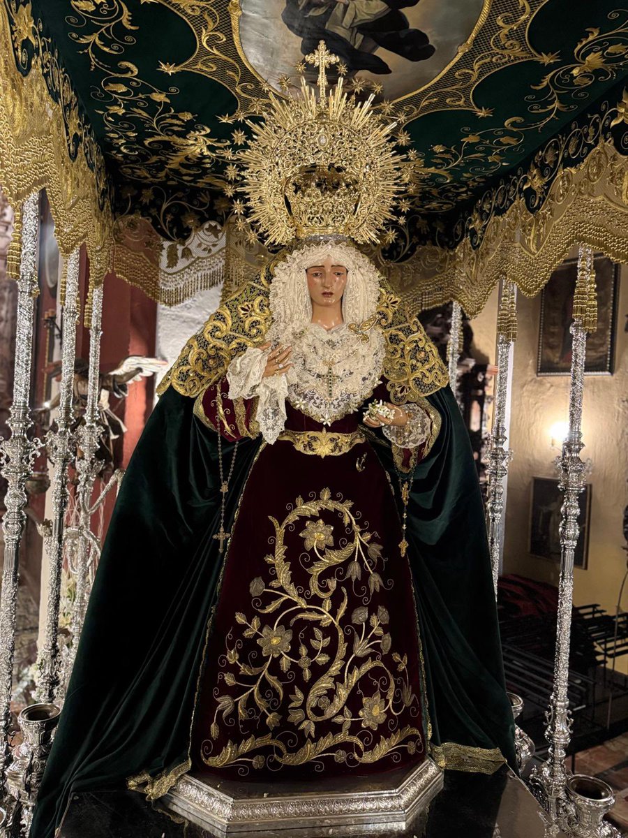 La Virgen de la Esperanza entronizada en su paso de palio.
Semana santa 2025.
Morón de la Frontera. 
Hermandad de la Santa Cruz