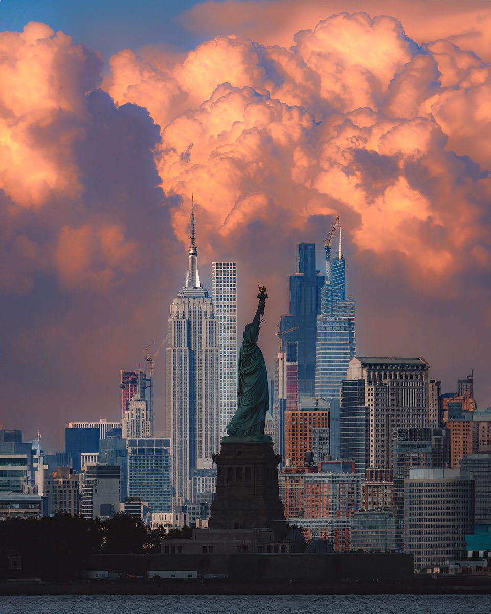 EmpireStateBldg's tweet image. Looking at Lady Liberty

📷: mirro_hero/IG
