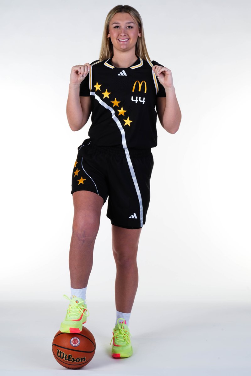 Live from New York... <a href="/leahcmacy/">Leah Macy</a> and Girls East take center stage at the McDonald's All American Game tonight!

#GoIrish // <a href="/McDAAG/">McDonald's All American Games</a>