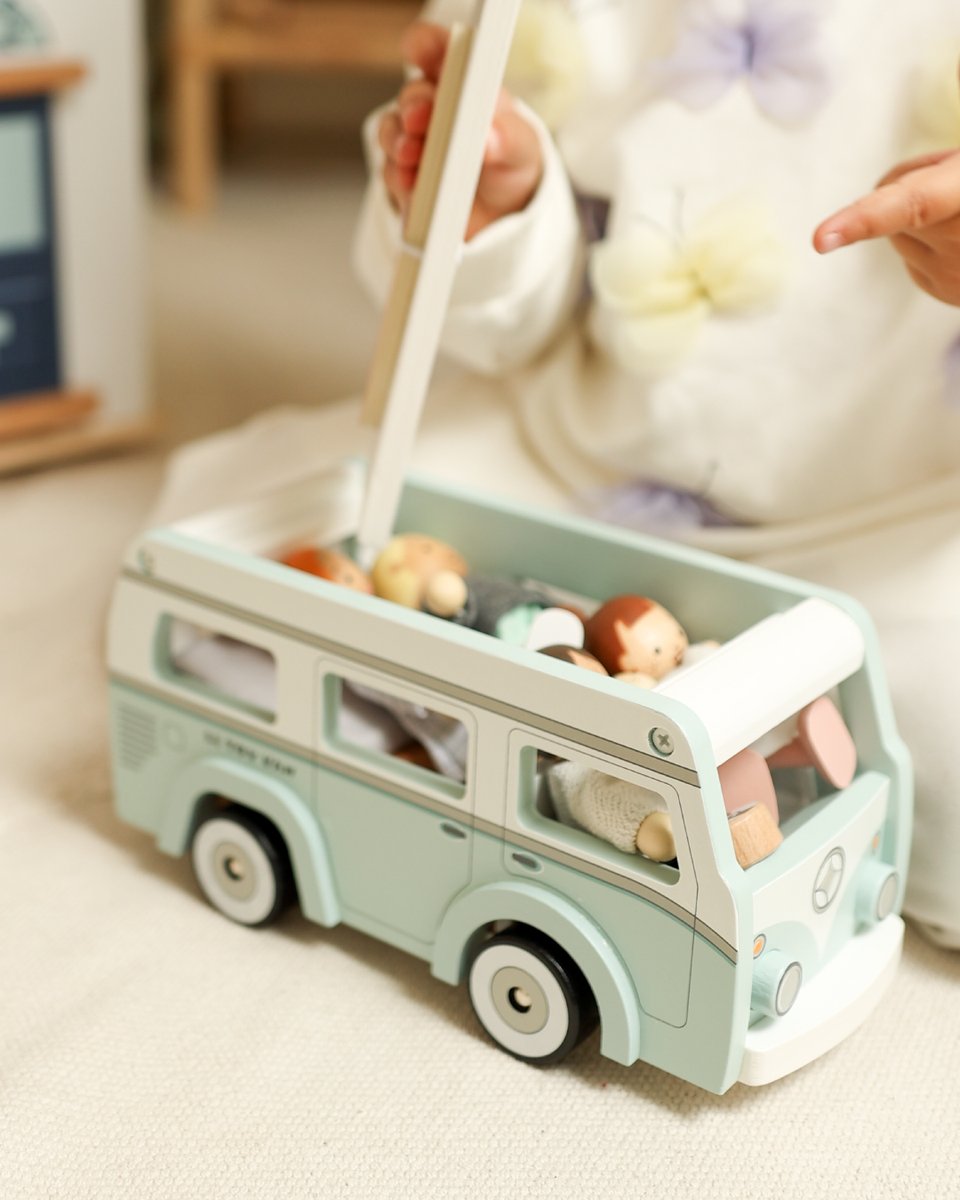 Sunny adventures await with this retro campervan! ☀️🚐 With a removable surfboard, mattress, cooker, sink and a driver's section, it’s ready for family holidays by the sea 🏖️🌊

#retrotoy #fun #campervan #dollhouse #play #imagination #woodentoys

📸 @kozlowskie_