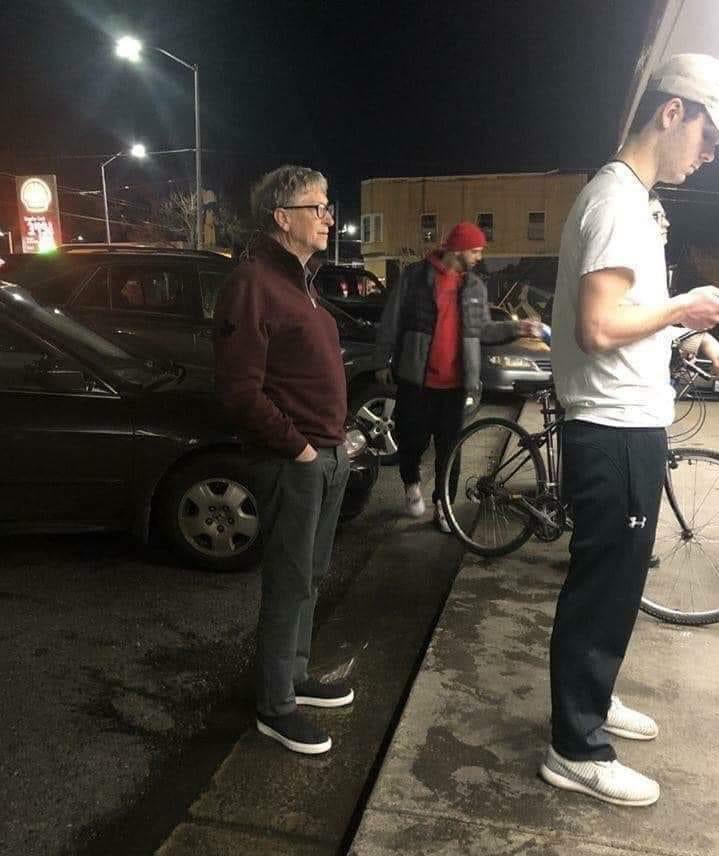 Bill Gates worth $106 Billion spotted standing in line at Dicks Burgers on 45th in the UDistrict last night by himself 👀