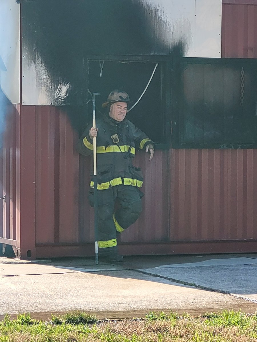 gusndwfire's tweet photo. Igniting teamwork at Fort Belvoir! Huge thanks to the amazing burn team and everyone involved in making our training a success. Together, we prepare to protect and serve. #FireTraining #Teamwork #FortBelvoir 🔥🔥 https://t.co/GAwpp5pjLL