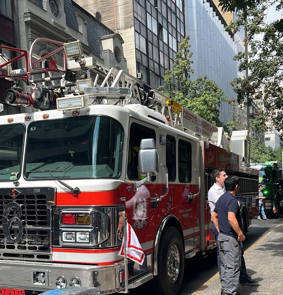 🔴 El Cuerpo de Bomberos de Santiago respondió con voluntarios y máquinas de 3 Compañías para controlar emergencia por presencia de #fuego en cámara subterrána, en Paseo Huérfanos y Enrique Mac Iver, #Santiago.
<a href="/Comandantecbs/">Comandantecbs</a>
<a href="/Muni_Stgo/">Santiago</a>
#Emergenciascbs