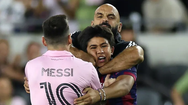 Le garde du corps de Lionel Messi interdit de la zone du banc en MLS, une décision qui ne lui plaît pas
festfoot.kesug.com/2025/04/01/ame…