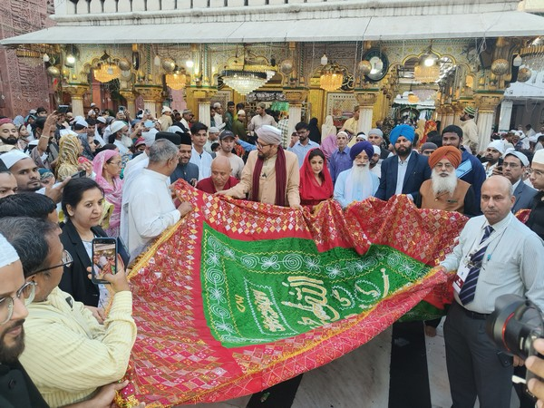 Delhi: Indian Minorities Federation organises Multifaith Sadbhawna Eid at Nizamuddin Dargah

Read <a href="/ANI/">ANI</a> Story |   aninews.in/news/national/…
#IndianMinoritiesFederation #NizamuddinDargah #Eid