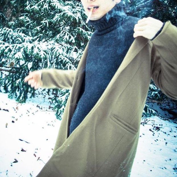 ⠀
⠀
ผมแอบชอบเขามาตั้งแต่แรกเห็น เส้นผมยาวตรงสีดำขลับกับใบหน้าที่สะท้อนเป็นสีเดียวกันกับหิมะบนท้องฟ้า ไม่ต่างกันจากดวงตาราวกับน้ำวนคู่นั้น

“กลิ่นบุหรี่นั่น”

“ติดเสื้อหรือเปล่า…ไปทำงานพิเศษต่อคงดูไม่ดีเท่าไหร่”

— ชิคารุ ยูโตะ วัย 20 ปี
#THEPEF27TEAM

⠀