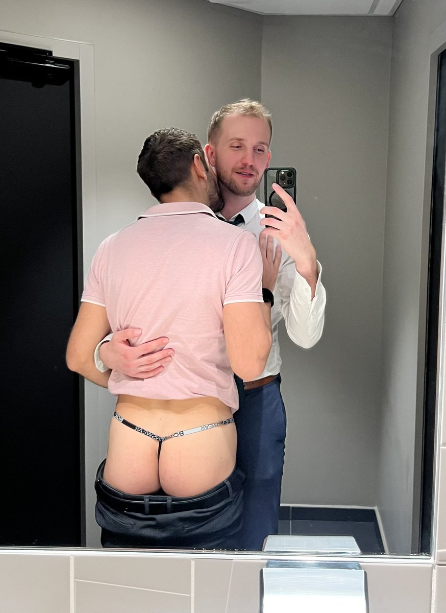 MrRodolpheB's tweet photo. Quand ma secrétaire me dit : 
« j’ai un cadeau pour vous Mr 🥵 »
Je lui ai bien dévoré son petit cul 😏
Elle avait la bite et la chatte trempé cette petite salope. Ça faisait un moment qu’elle voulait ma queue 😈💦

@Loukas_More 👨🏼‍💼🙇🏻 https://t.co/oRpVKK5UI1