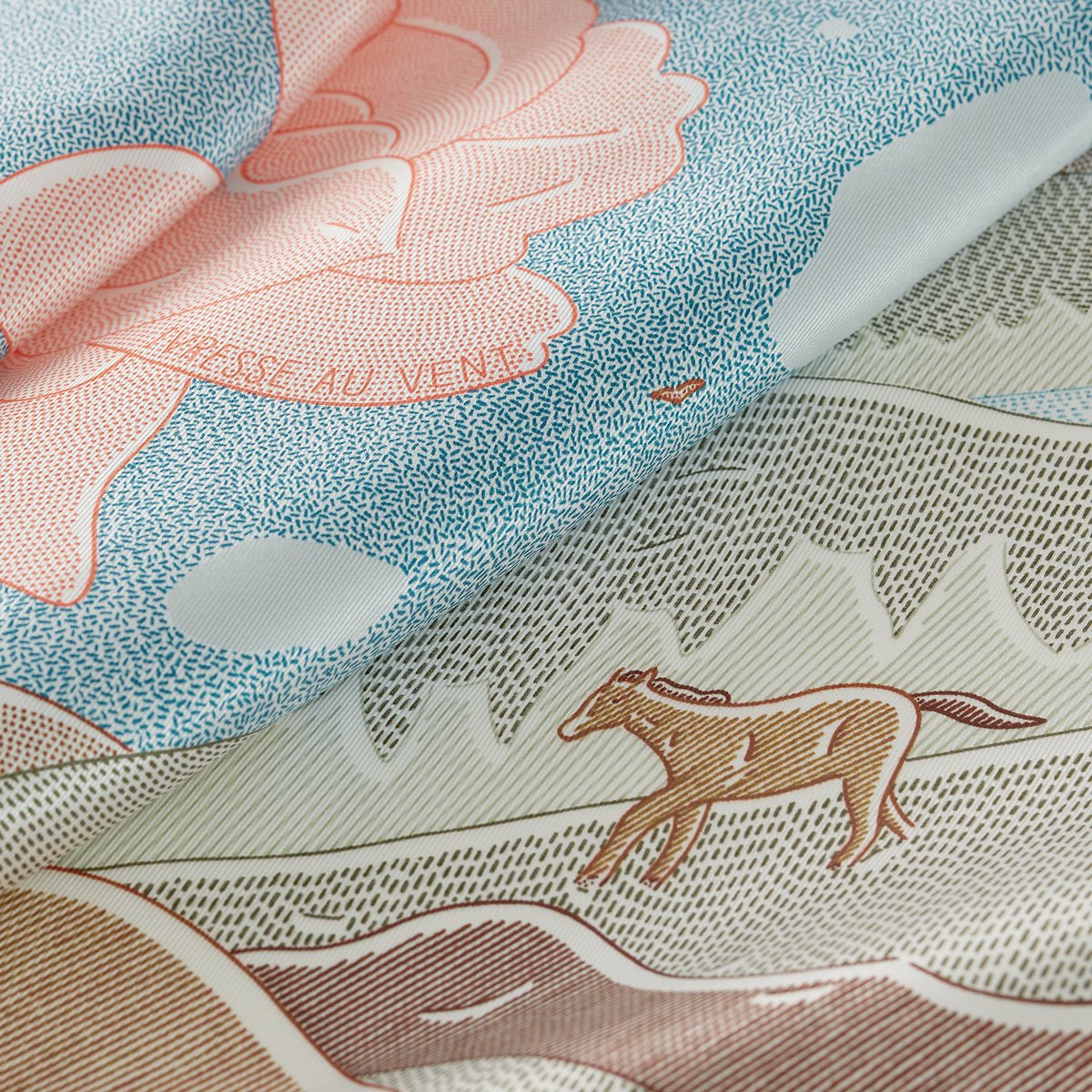 エルメスとコラボレーションしてできたスカーフが発売されました