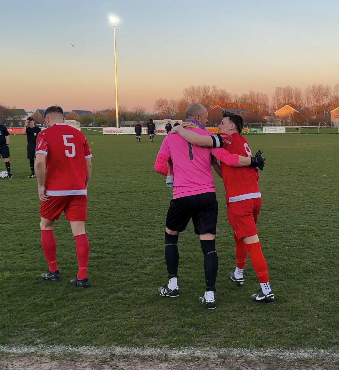 thorntonfc's tweet image. Mark Smith’s last home game. 

Before the match the two teams came together to embrace Mark Smith playing his last game on Thornton-Cleveleys soil. 

With over 700 appearances, We love you Smithy❤️
#tcfc