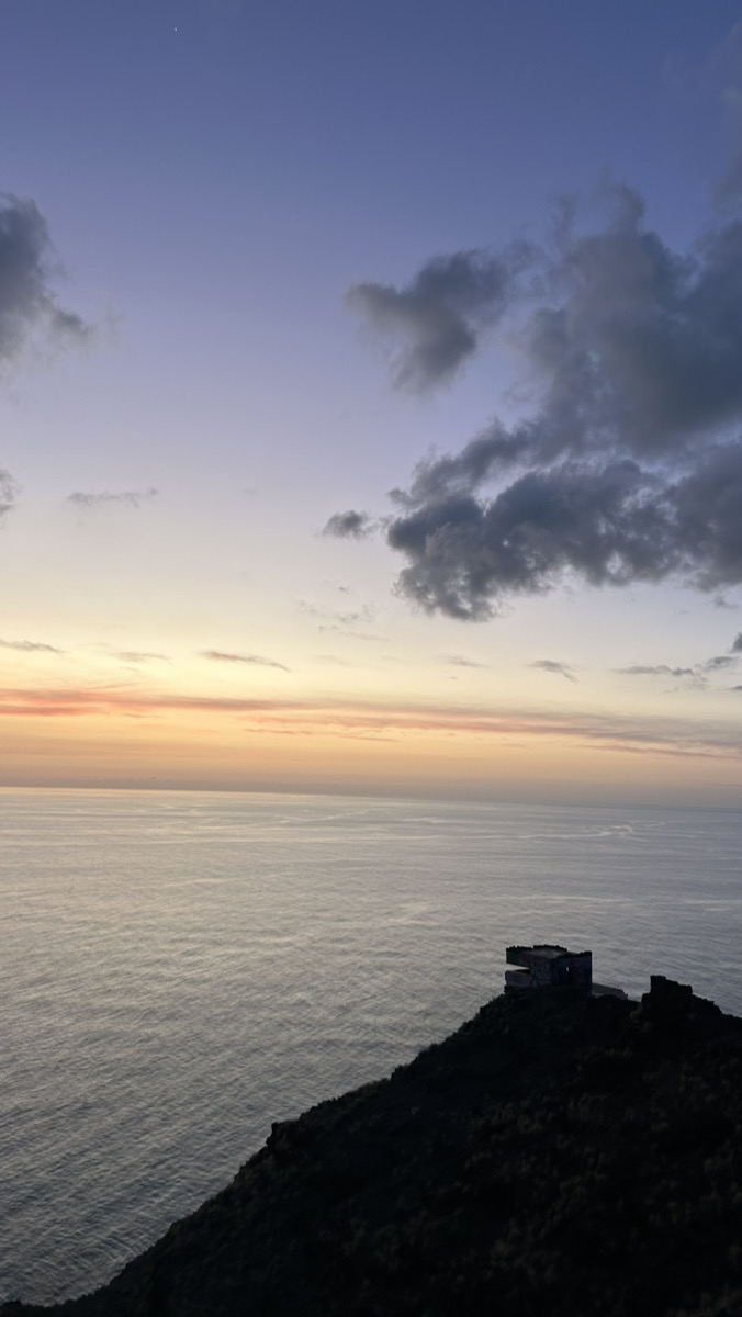 JalpakHawaii's tweet photo. ／ 
大自然！！西海岸ツアー！！🌴🌆
＼ 
西海岸から見る夕日はまさに絶景そのもの！！
ピンクピルボックスにハイキングしてサンセットを見るのがローカルスタイル😎

ぜひ挑戦してみてください！！

西海岸関連ツアーはこちら👇👇
https://t.co/7yoniMfek7 https://t.co/jKr1ZlAYIk