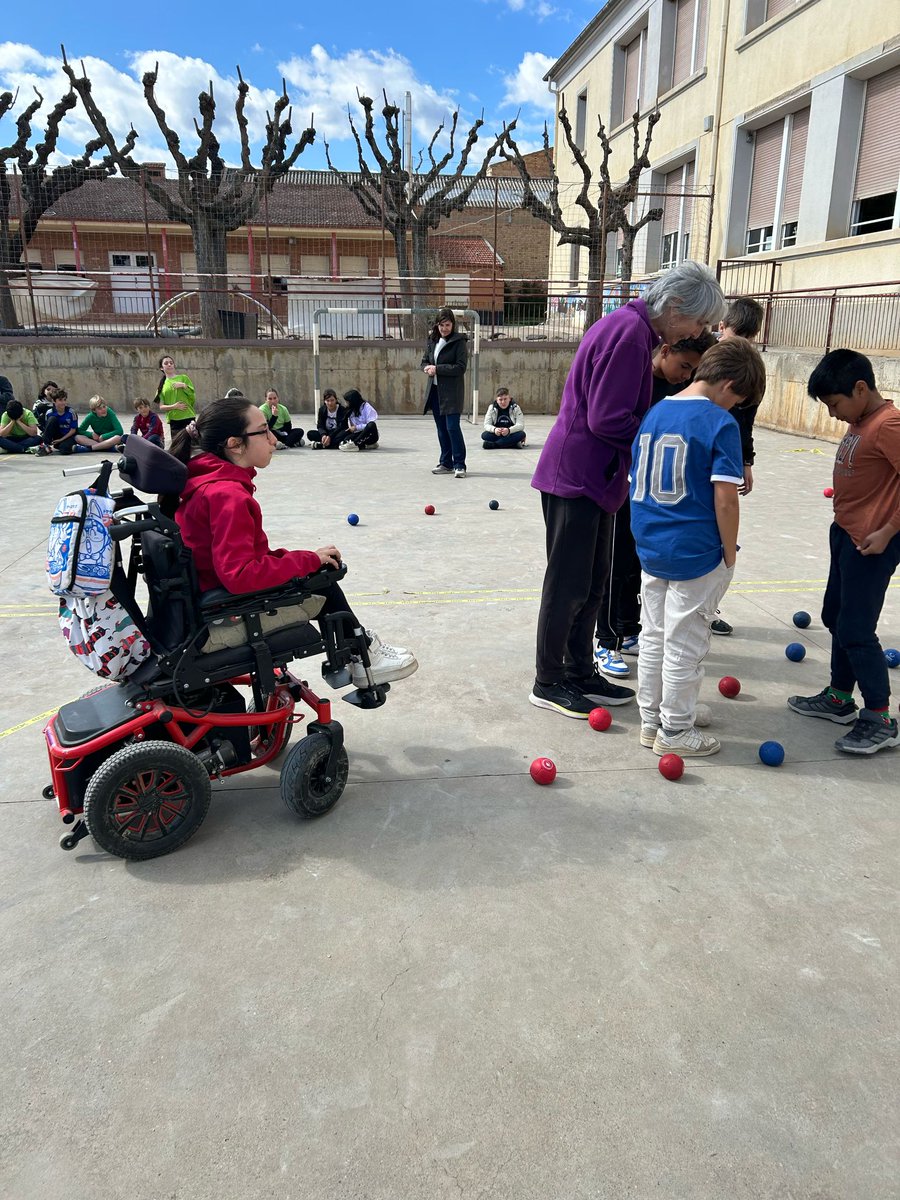 UN ESPORT PARALÍMPIC: LA BOCCIA
El passat dijous 27 de març va tenir lloc a l’Escola Valldeflors de Tremp una jornada amb l’atleta paralímpica Leyre Martín especialitzada amb l’esport de “la Boccia”.
Es van reaitzar activitats relacionades amb aquest esport i d’altres paralímpics