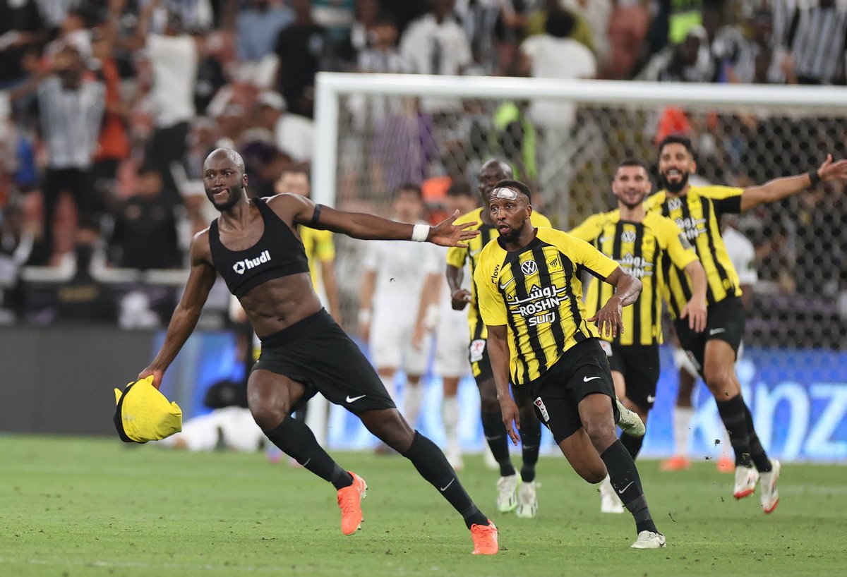 mutt3botb's tweet photo. الاتحادي المدريدي عاش ليلة عظيمة 💛🖤🤍 https://t.co/Zs9SELfYh4