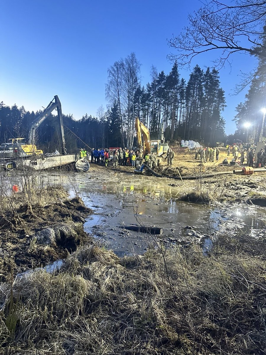 Emergenza24's tweet photo. UPDATE [02.04-00:00] #Pabrade #Švencionys #Vilnius #Lituania #Lithuania confine #Bielorussia concluse le ricerche del mezzo militare USA M88A2 Hercules Armoured Recovery Vehicle sprofondato in una palude durante una esercitazione il 25.03.2025 - recuperati i corpi dei 4 militari a bordo.
Informazioni e aggiornamenti: https://t.co/KxDQtqJVMq
