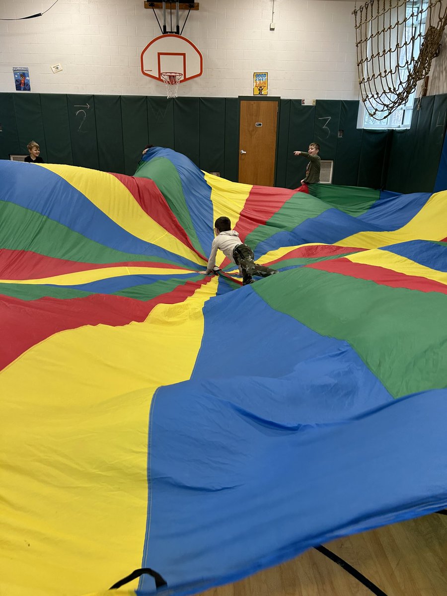 AMKelly7292's tweet photo. Parachute week!!!! One of our students favorite weeks!! @holmesroadtweet https://t.co/weeXf1ZcjO