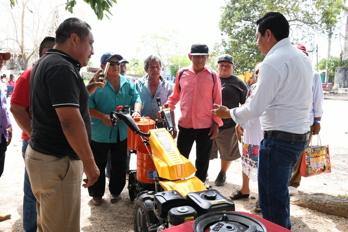 ACCIMMYT's tweet photo. 🌾 Productores conocen cómo usar la nueva maquinaria en estaciones demostrativas instaladas en Felipe Carrillo Puerto. ¡Tecnología que transforma el campo!
#ASAQROO #CIMMYT #SeguridadAlimentaria https://t.co/bBXJEiIaja