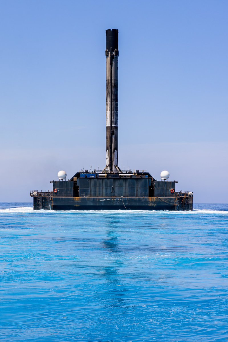 After launching #Fram2 Falcon9 is making its way back to Port Canaveral.

Went out with <a href="/thenasaman/">Sawyer R.</a> 20 miles off the coast of south Florida to photograph this booster.

📸 for: <a href="/WeAreSpaceScout/">Space Scout</a>