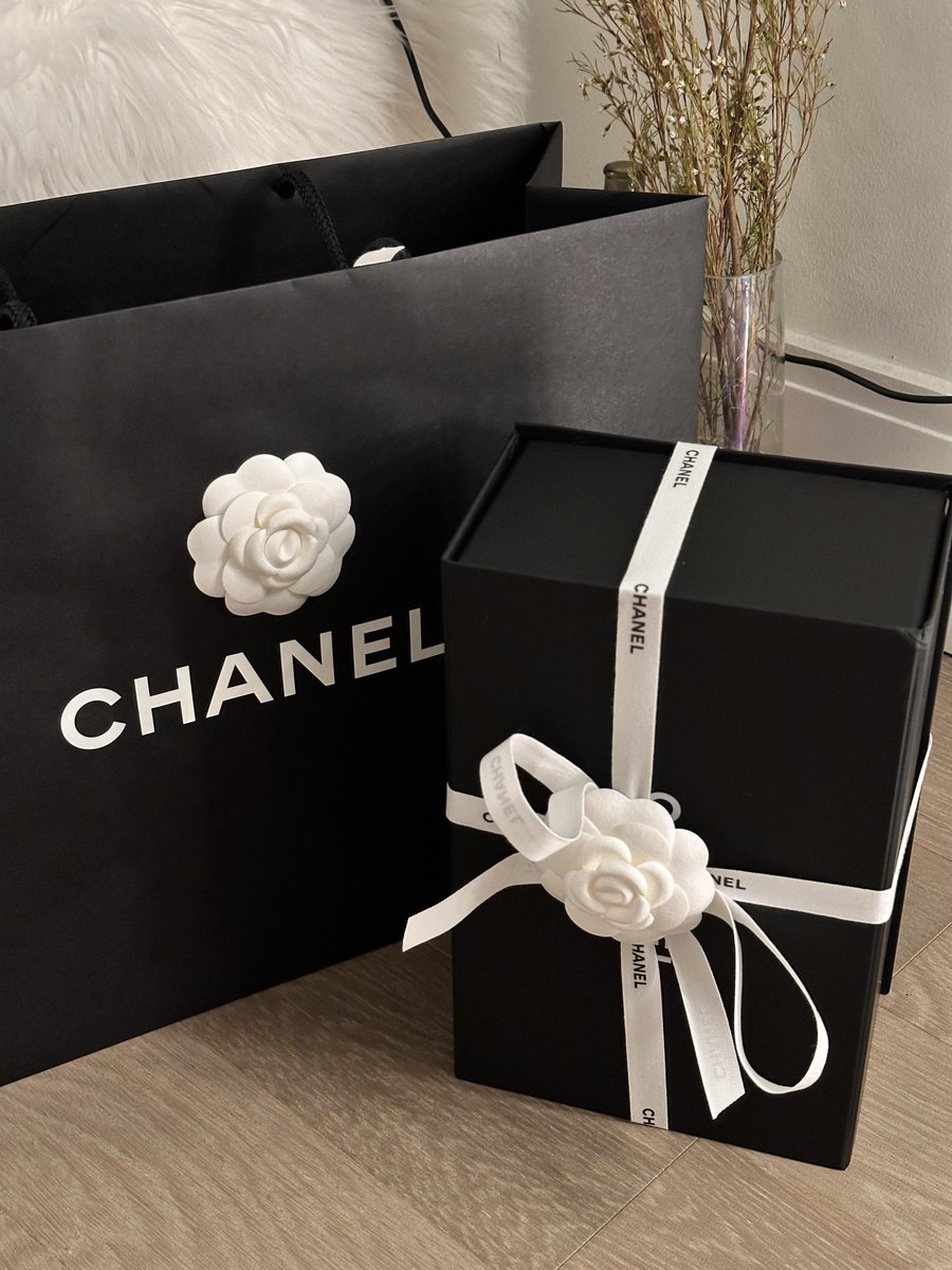 Finding the perfect gift is like hitting the jackpot of joy.👜