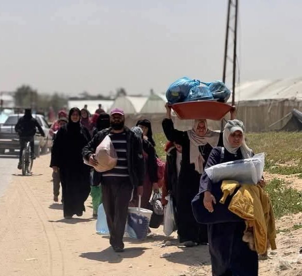 mayceosmithii's tweet photo. 🚶‍♂️💔 نزوح جدي لأهلنا في رفح 💔🚶‍♀️

تحت قسوة الظروف، يسير أهلنا في رفح على الأقدام بحثا عن الأمان. مشاهد مؤلمة لن تنساها ندعوكم لمد يد العون لأهلنا مهما كانت بسيطة يمكن أن تحدث فرقا!

💞ساهم في التبرع 👇🏽📩
https://t.co/N7jpQX7aMr
#المدينه_الترفيهيه #رفح_تباد #الأردن #الكويت https://t.co/EMmxuVqpd4