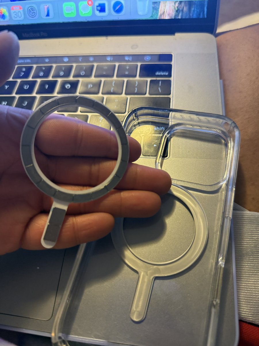 _TacticalForce_'s tweet photo. @speckproducts is this normal for the MagSafe to come off the case? https://t.co/yVvDH2Gq6f