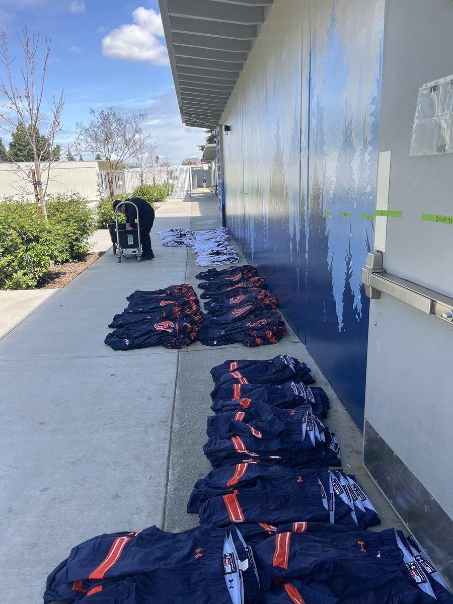 EQ Distribution Day for the GIANTS! 🏈🌲Spring Football!