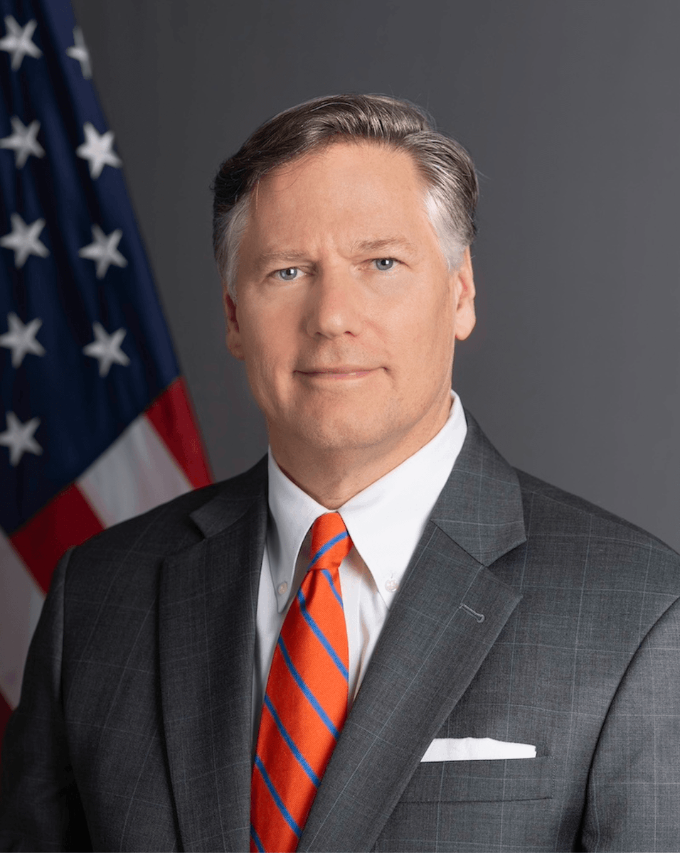 laembajada's tweet photo. .@DeputySecState Christopher Landau asumió el cargo de 23º Subsecretario de Estado de los Estados Unidos el pasado 25 de marzo de 2025. El Subsecretario Landau tiene una conexión especial con Paraguay, ya que vivió en Asunción durante cinco años mientras su padre, George Landau, se desempeñaba como embajador de los Estados Unidos en el país, de 1972 a 1977. Durante este tiempo, asistió al American School de Asunción, donde perfeccionó su español y se sumergió en la cultura paraguaya, siempre recordada y valorada por el Subsecretario.