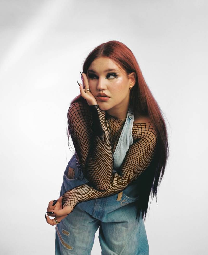 📀💚💥Platicamos con Aroa Lorente, aka #Samurai, una de las artistas más vibrantes de la escena iberoamericana, , que desde el 2020 emergió con una propuesta orientada al trap, pero un año después sorprendió con un giro radical hacia el Rock-Pop ✨ 👉 buff.ly/xa9XejC