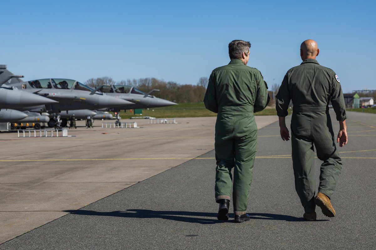 Vliegbasis Leeuwarden (@vlbleeuwarden) on Twitter photo Vandaag brachten Commandant der Luchtstrijdkrachten
<a href="/andresteur/">André Steur</a>
en Deputy Commander of
<a href="/NATO_AIRCOM/">NATO Air Command</a>
Johnny Stringer een bezoek aan de oefening. Ze zagen onze eenheden in actie en spraken onze NAVO-bondgenoten toe over het belang van samenwerking en paraatheid.💪#RamsteinFlag Vandaag brachten Commandant der Luchtstrijdkrachten
<a href="/andresteur/">André Steur</a>
en Deputy Commander of
<a href="/NATO_AIRCOM/">NATO Air Command</a>
Johnny Stringer een bezoek aan de oefening. Ze zagen onze eenheden in actie en spraken onze NAVO-bondgenoten toe over het belang van samenwerking en paraatheid.💪#RamsteinFlag